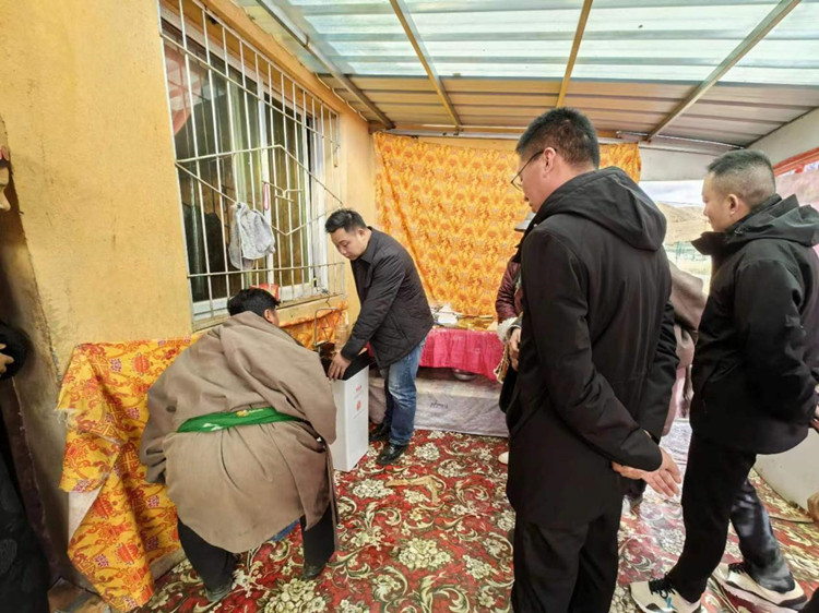 将便携式饮水机送到牧区群众家里。色达县融媒体中心供图