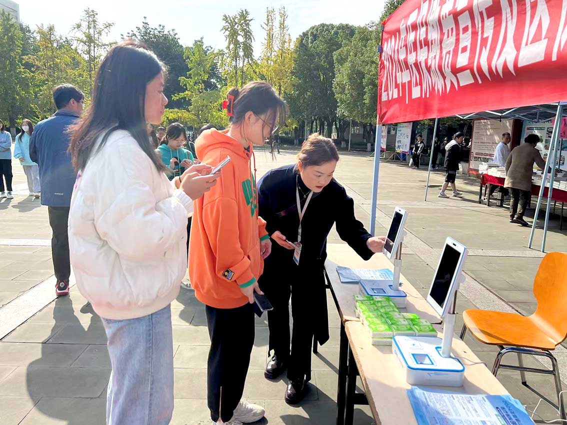 工作人员在向群众宣传2024年医保参保政策。眉山市彭山区委宣传部供图