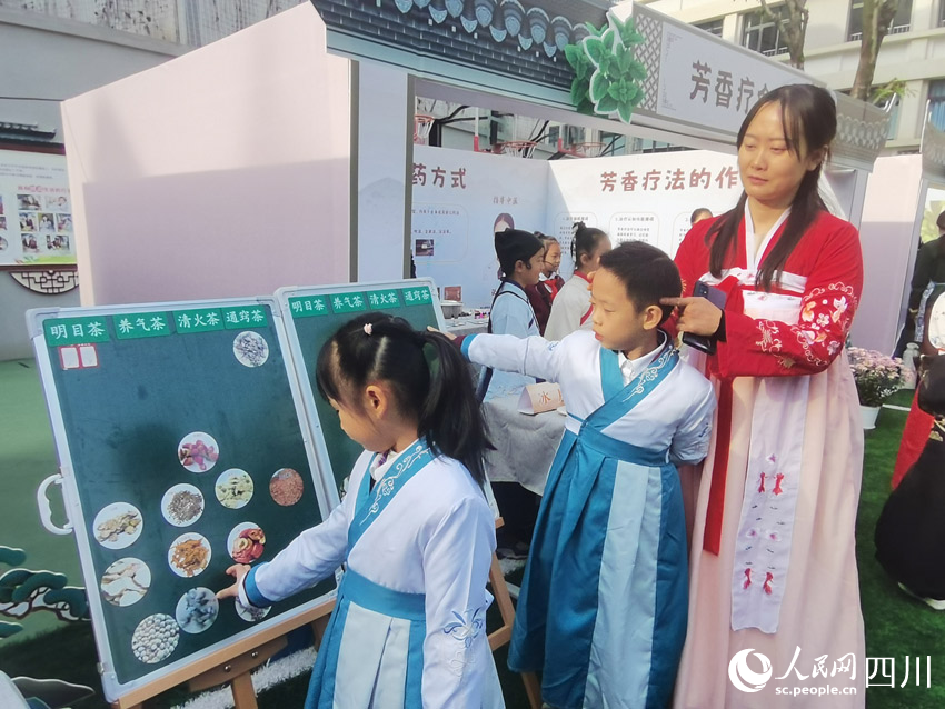 “小郎中”学起中医药。人民网记者 刘海天摄