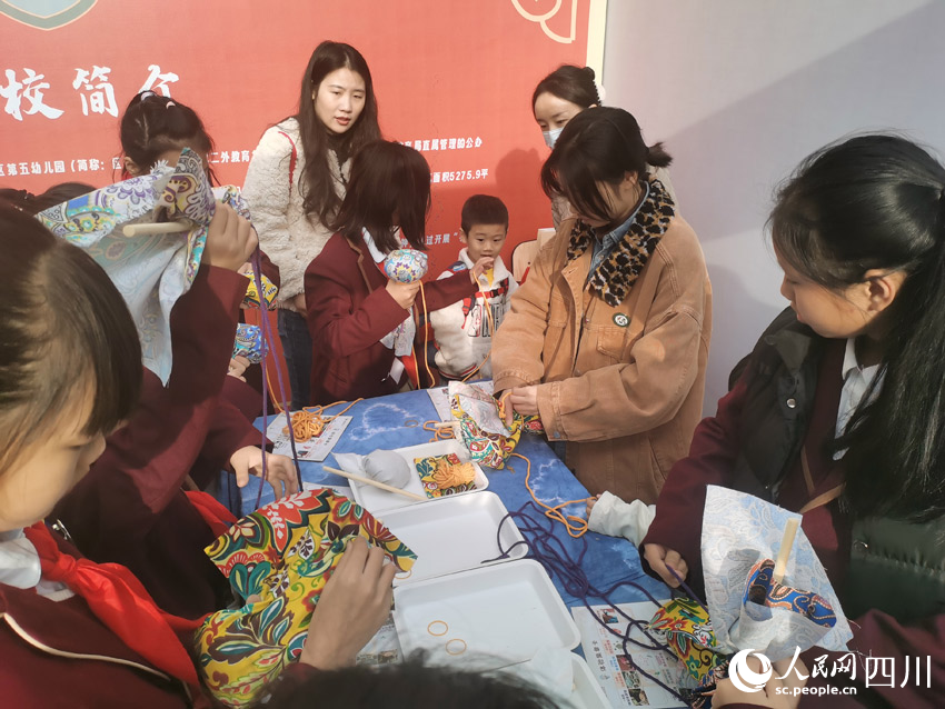 学习制作香囊。人民网记者 刘海天摄