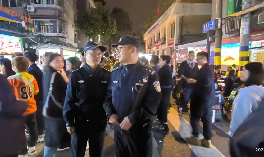 民警在抚琴夜市执勤。成都公安供图