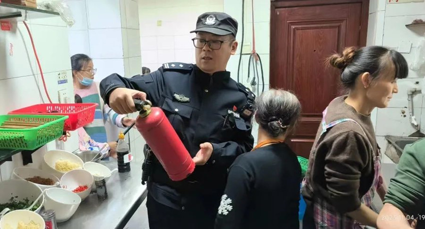 社区警务队长胡波正在进行消防检查。成都公安供图