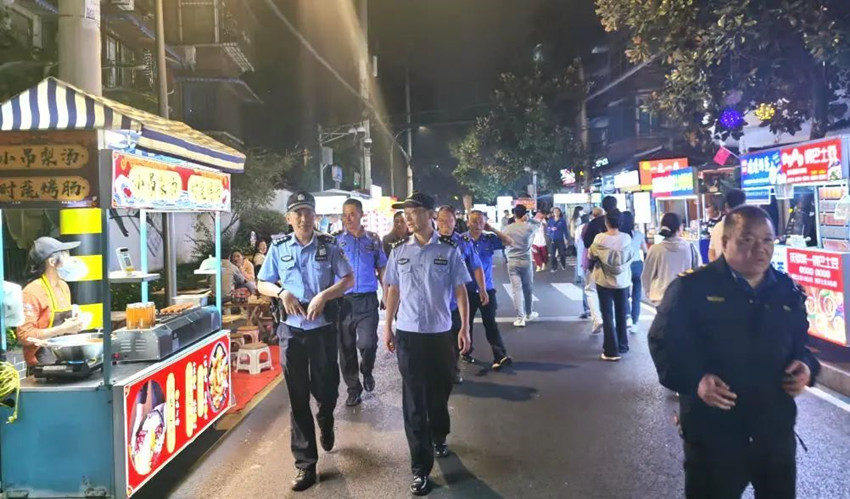 执勤中的民警。成都公安供图