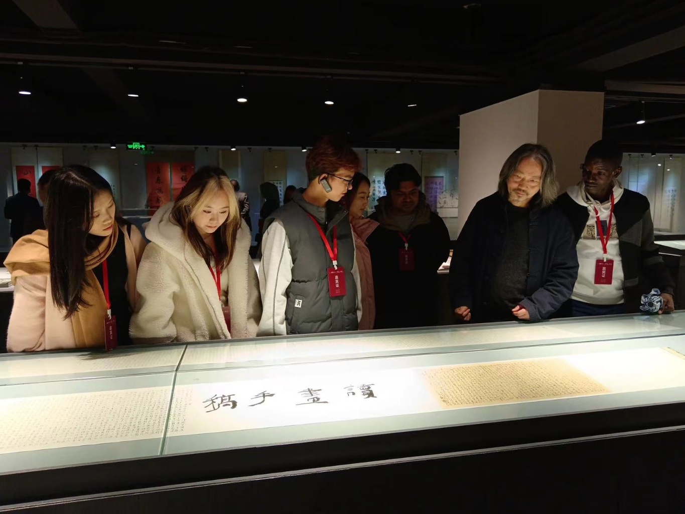 海外留学生书法爱好者参观蓬溪中国书法馆展品。屈超英摄