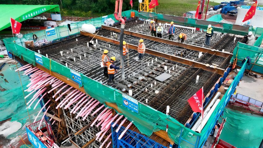 澆筑工作現場 中建八局供圖