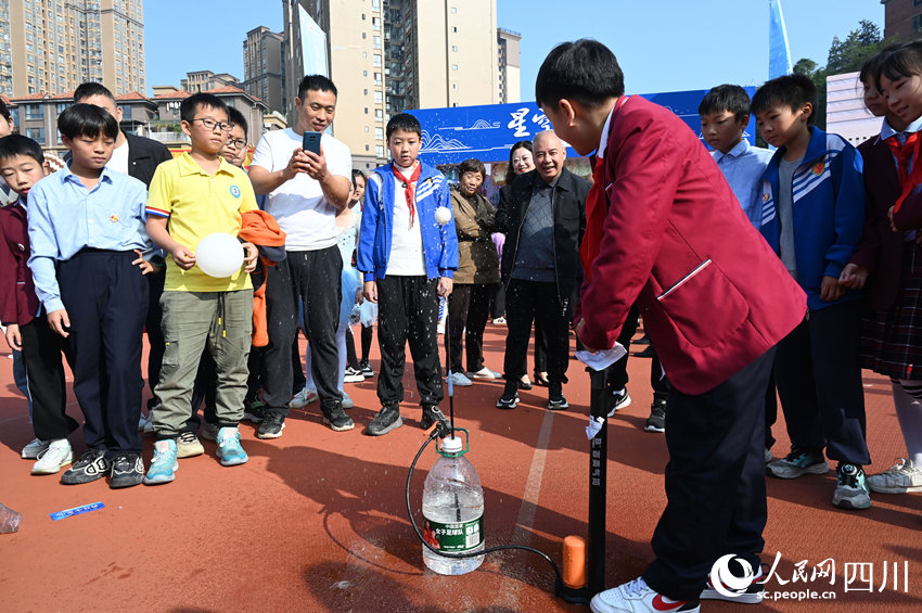 學生們在青少年科技文化節上參觀科技小制作、小發明。蘭自濤攝