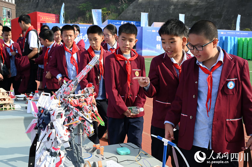 學生們在青少年科技文化節上參觀科技小制作、小發明。蘭自濤攝