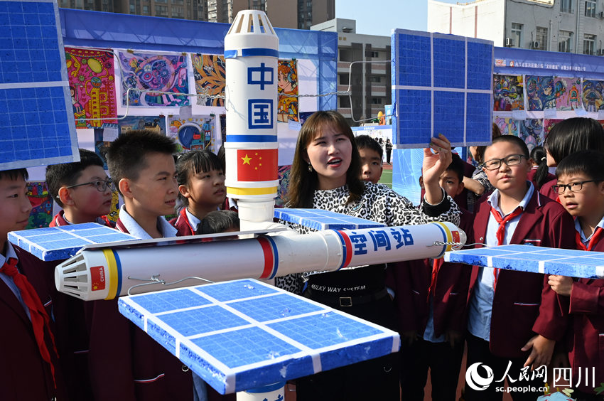 學生們在青少年科技文化節上參觀科技小制作、小發明。蘭自濤攝