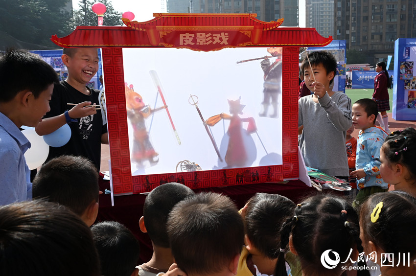 學生們在體驗科學小實驗“皮影戲原理”。蘭自濤攝