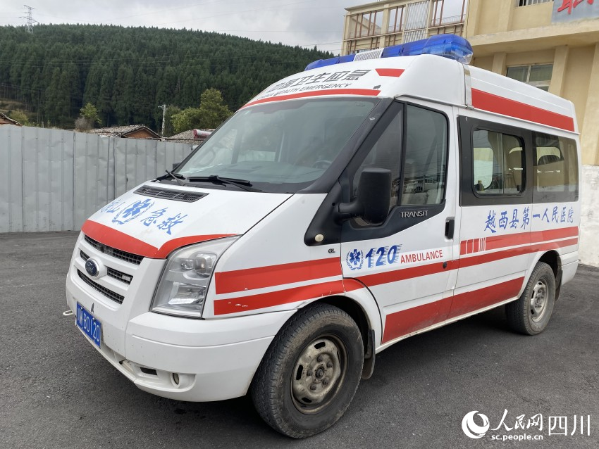 越西县第一人民医院急救车。 实习生 杨妍冰摄