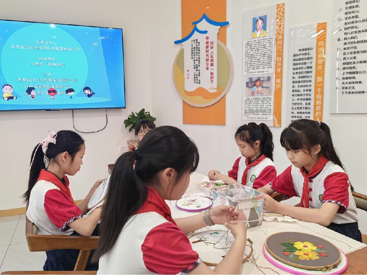 學生在文明實踐中心開展手工制作活動。何文飛攝