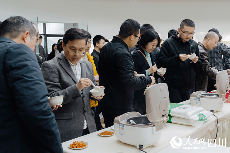 新米饭品鉴现场。孔继红摄