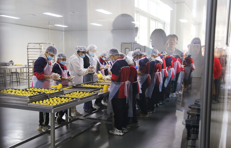 中子实验学校学生正在制作手工月饼。张敏摄