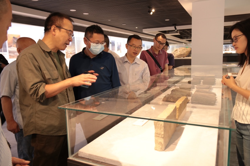 欧阳东教授(左一)为参观游客讲解建材历史。达州市通川区人办供图