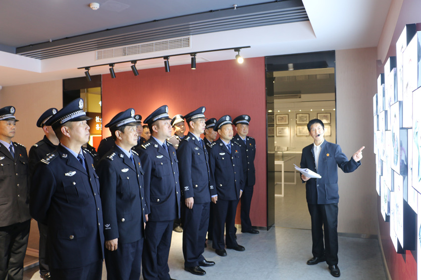 成都新都公安黨員民輔警組織參觀榮軍院。新都公安供圖 