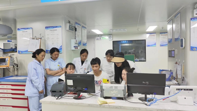 “組團式”幫扶團隊助力瀘定縣人民醫院。瀘定縣人民醫院供圖