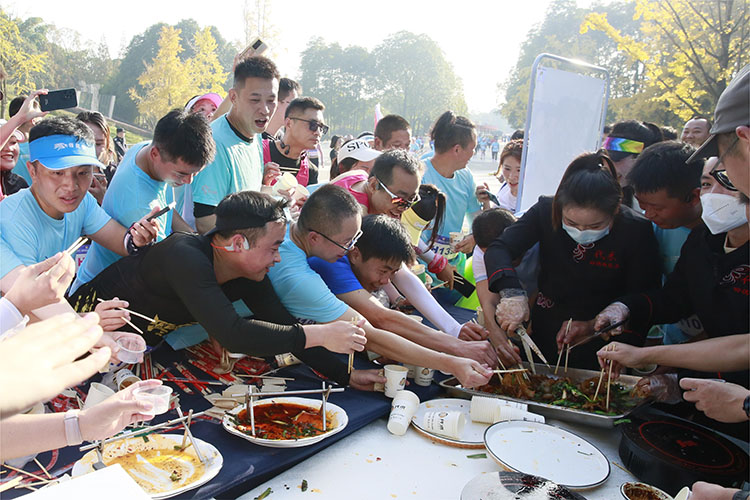 赛后品鉴广汉美食。主办方供图