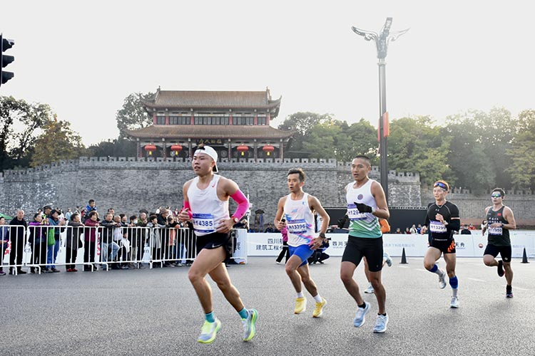 在街上奔跑。主办方供图