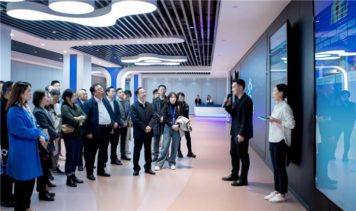 與會代表參觀了天府融媒體聯合基地。主辦方供圖