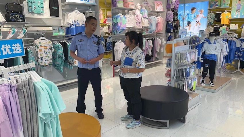 熊偉上門走訪了解群眾需求。受訪人供圖