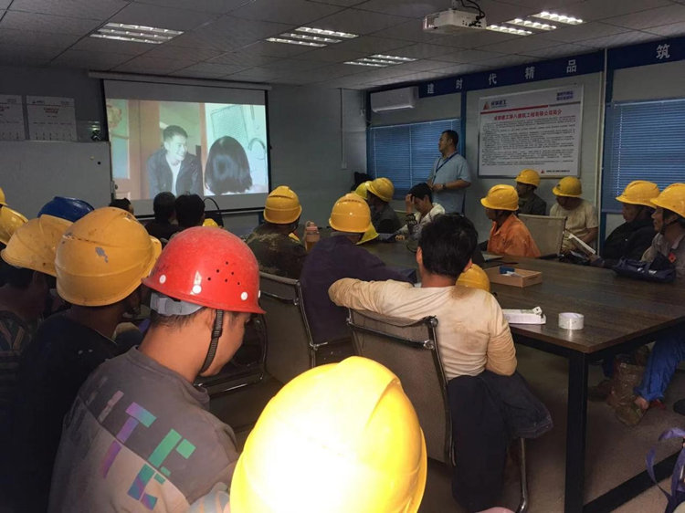 在工地為建筑工人宣傳安全知識。金牛區人社局供圖