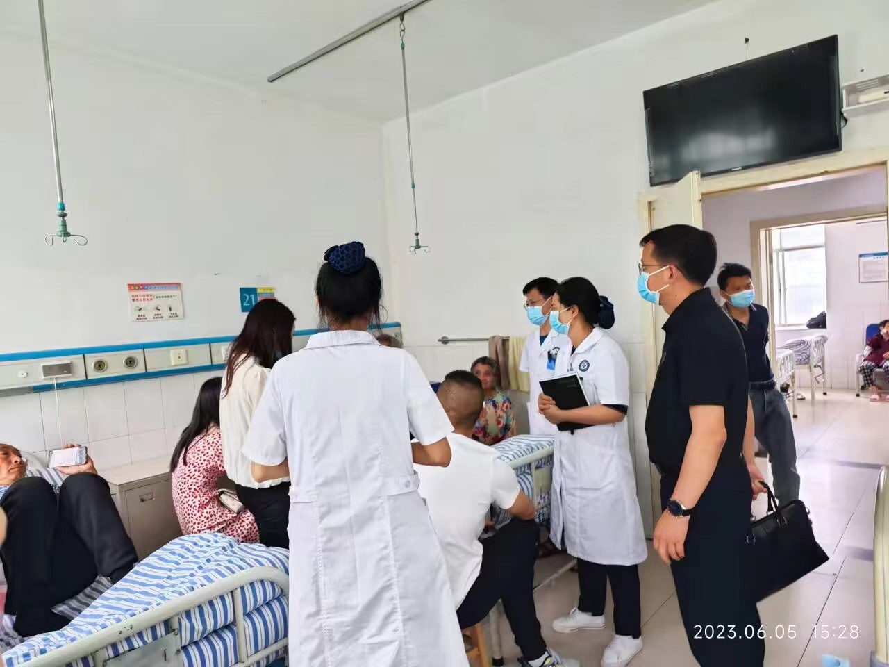 询问病人。蒋兵供图