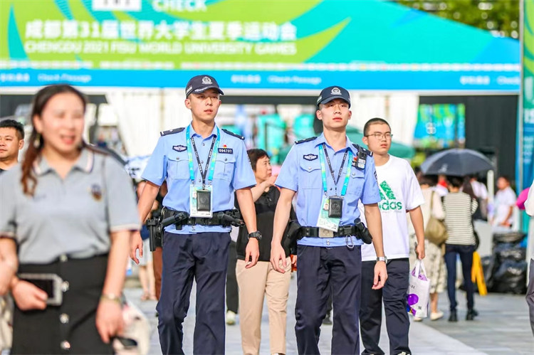 黄子皓大运村巡逻。