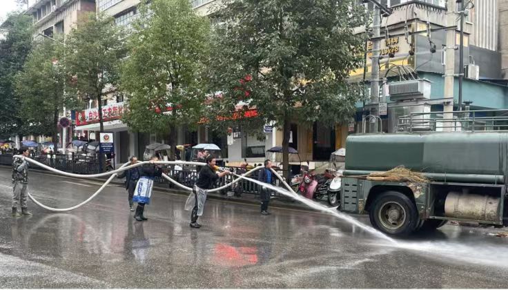清洗街道。白沙镇供图
