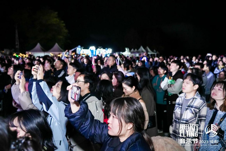 观众与歌手互动。成都文旅集团供图