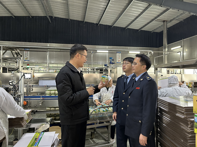 税务干部走访四川东柳醪糟有限公司并了解生产经营情况。达州市税务局供图