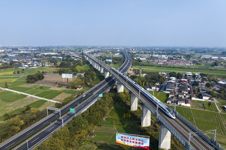 動車經過什邡。什邡市委宣傳部供圖