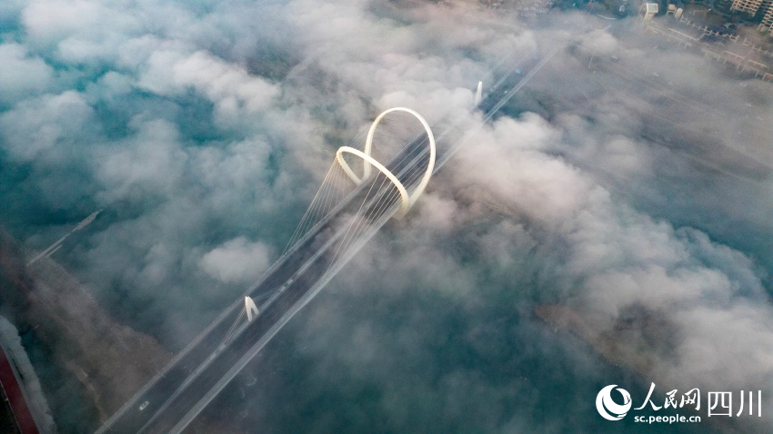 11月28日，航拍位于眉山市彭山区平流雾下的岷江大桥。翁光建摄