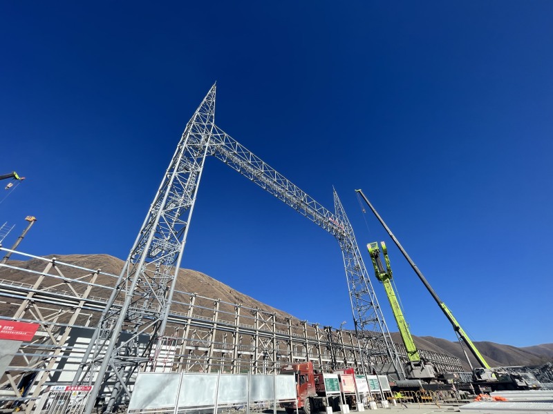 川渝特高壓交流工程甘孜1000千伏變電站工程現場。國網特高壓公司供圖