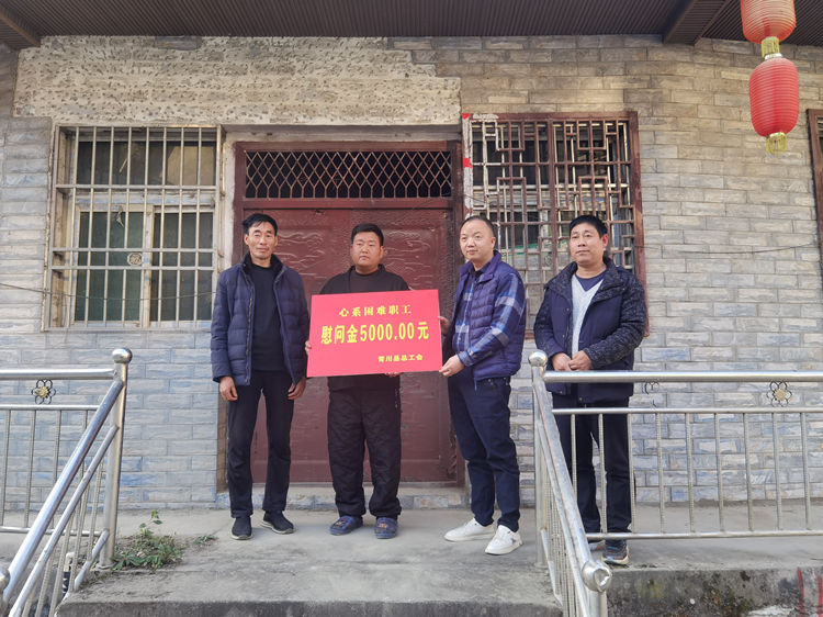 送上慰问金 青川县融媒体中心供图