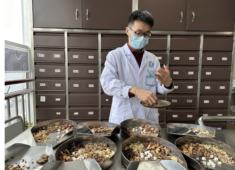 杨清鑫博士正在为患者配置中药。绵阳市骨科医院供图