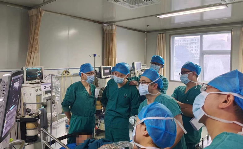 楊宇主任開展麻醉新技術推廣教學。綿陽市骨科醫院供圖
