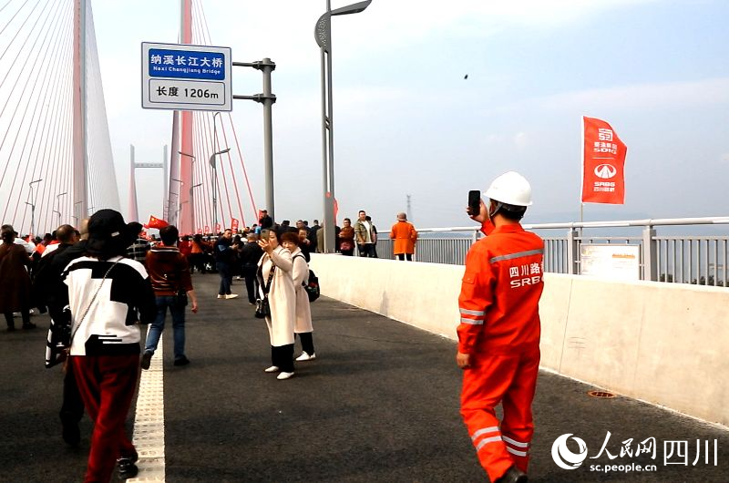 蜀道集团下属四川路桥集团大桥工程分公司职工小罗给妻子打视频电话报喜。王超明摄