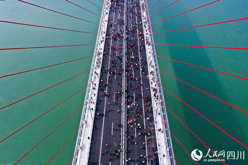 纳溪长江大桥向市民开放。牟科摄