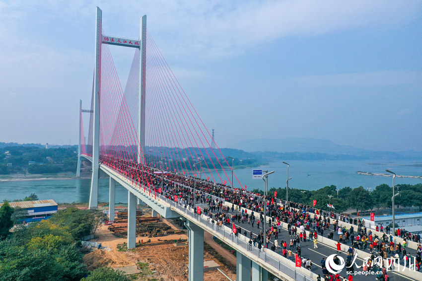 纳溪长江大桥向市民开放。牟科摄