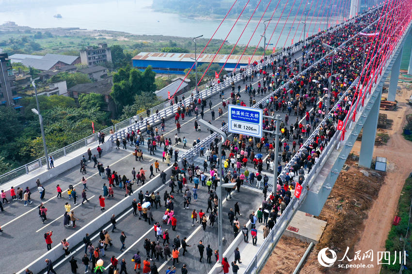 市民用“踩桥”方式庆祝大桥建成。牟科摄