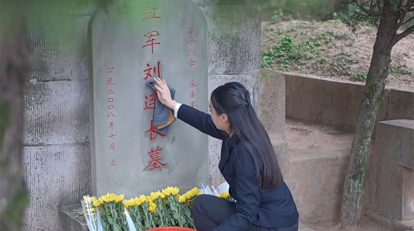 冯炼正在清扫“刘连长”墓。四川省军区供图