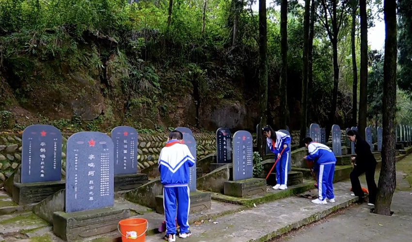 冯炼带领学生为烈士扫墓。四川省军区供图