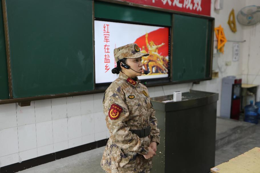 冯炼为学生上国防教育课。四川省军区供图