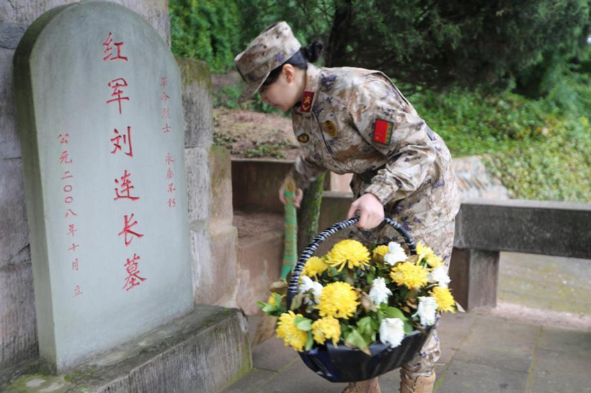 冯炼为“刘连长”献花篮。四川省军区供图