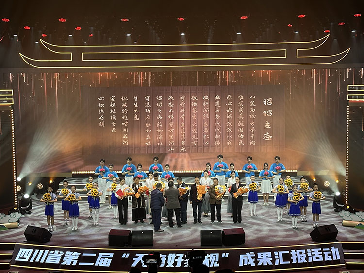 颁奖现场 王波摄