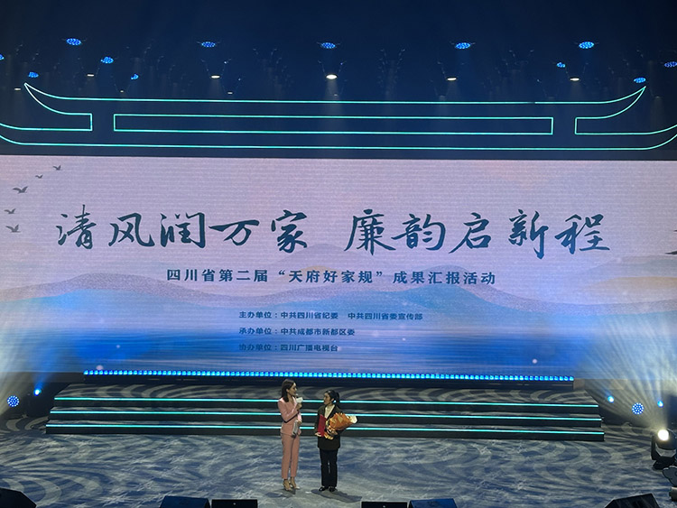 获奖代表发表感言 王波摄