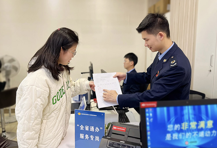 全省通办服务窗口。四川省税务局供图
