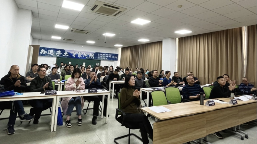招聘现场。阿坝州教育局供图