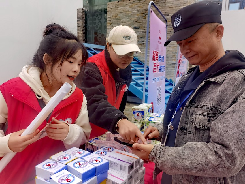 地铁金融城站，志愿者正在为群众介绍活动参与方式。陈晨摄