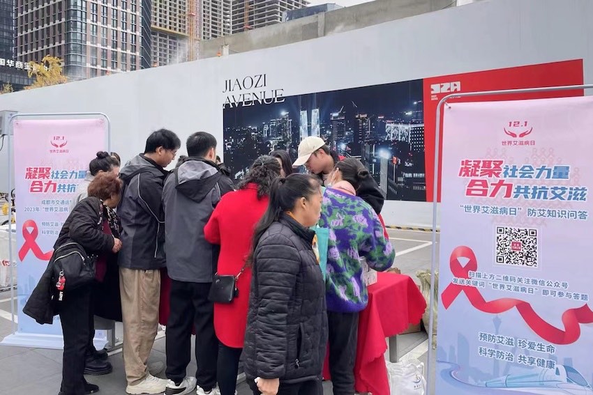 线下活动吸引了许多路过的群众参与。陈晨摄